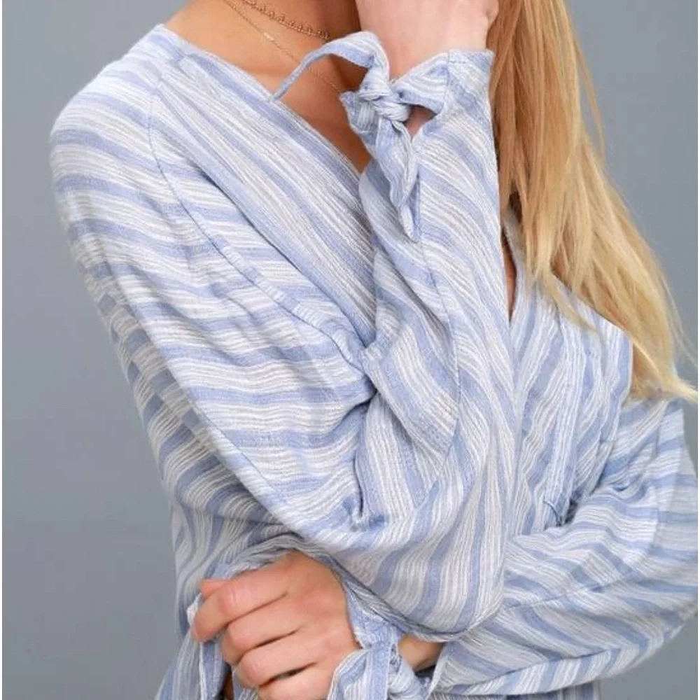 Free People Woman’s Striped Low V-Neck With Sleeves That Tie Size XS Like New